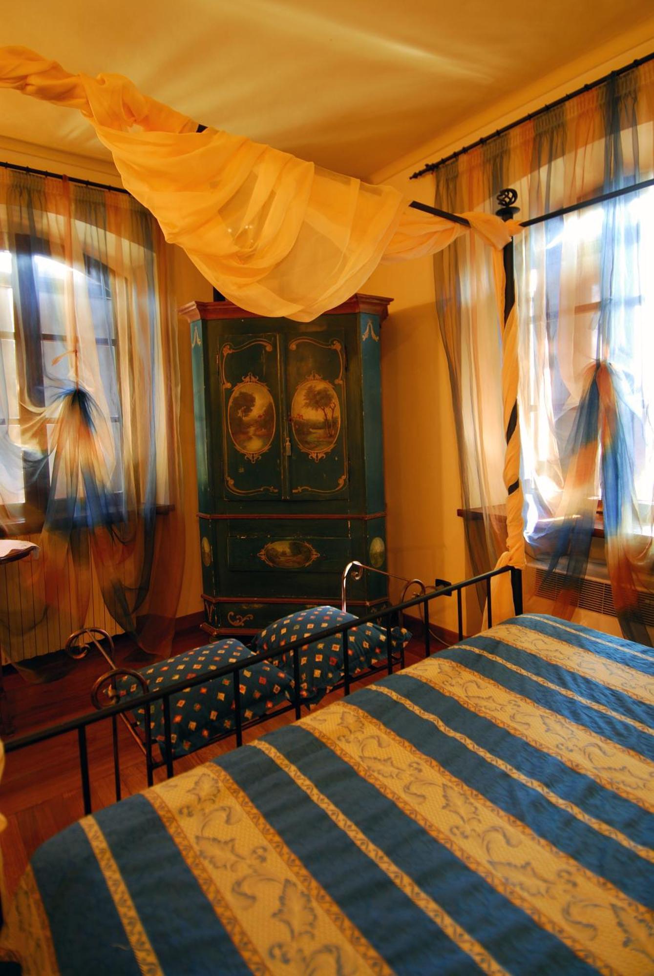 Villa La Favorita Alba Szoba fotó